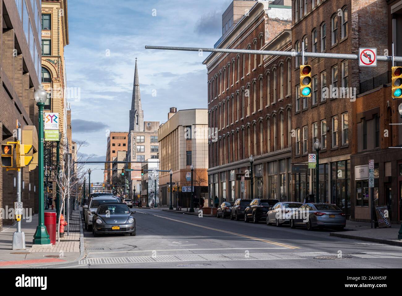 Syracuse, NEW YORK - 05. FEBRUAR 2020: Straßenansicht der Clinton St und der Fayette St mit dem St. Paul's Syracuse, der Downtown Episcopal Church im Backgro-Viertel Stockfoto