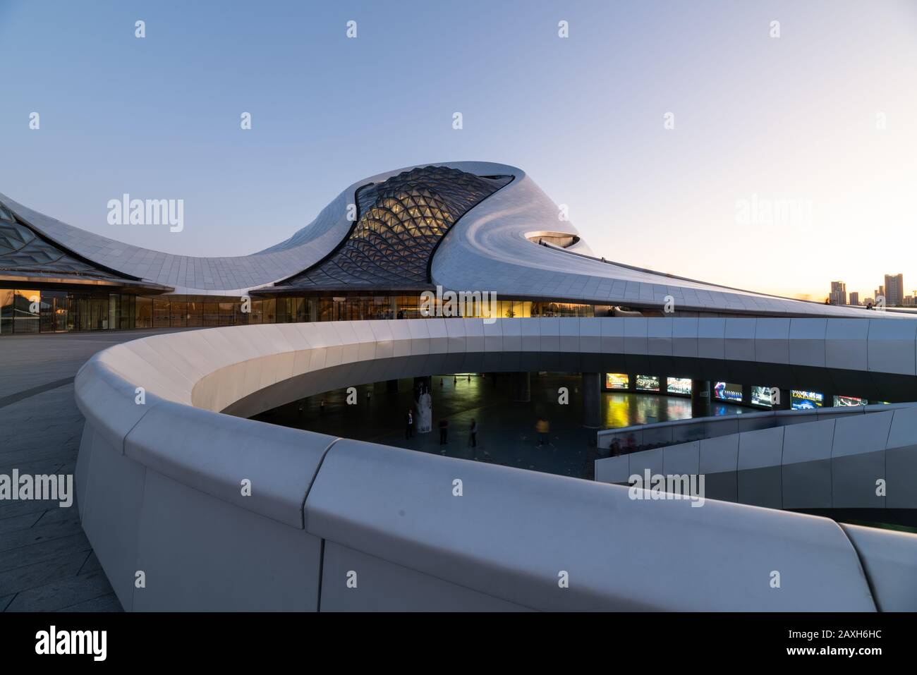 Harbin, China - 14. September 2019: Das Harbin Grand Theatre oder das Harbin Opera House ist ein multifunktiones Performing Arts Center Stockfoto