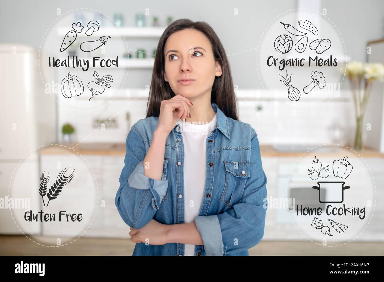 Frau, die darüber nachdenkt, ein leckeres Gericht zuzubereiten Stockfoto