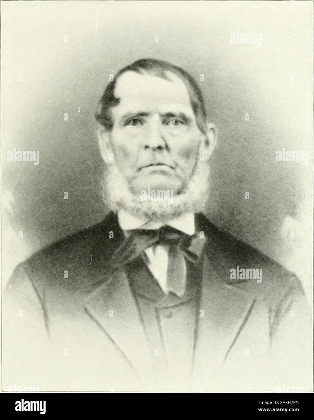 Die Vergangenheit und Gegenwart von Vermilion County, Illinois .. . FRAU. CYRUS DOUGLASS. Cyrus DOUGLASS. U,V;V£R, ^- :-.V£?ITY OF ^umis DIE BIOGRAPHISCHE AUFZEICHNUNG 917 ii-e Kinder: Samuel, der jetzt zu Hause wohnt; Eliza, die Frau von G. W. Cook:allen, die ^Laggie Bycrly geheiratet hat; BelleB., die Frau von Charles Lucas; und George., der das alte Haus und das alte Cord lebt. Herr Douglass auch hastwelve Enkel. 1902 war er Calledupon, um den Verlust seiner Frau zu beklagen, die auf der i6th im Juni dieses Jahres ums Leben kam. Theyhad reiste zusammen für mehr als sechsundvierzigjährige Lebensreisen und teilte mit Stockfoto