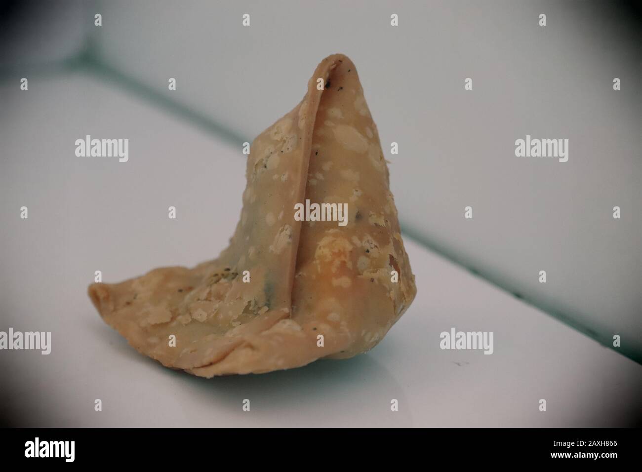 Nahaufnahme von indien Essen VEG Samosa auf weißem Holzhintergrund, indische Lebensmittel Samosa, veg Essen von Samosa Chart, indische VEG Samosa Platte, Stockfoto