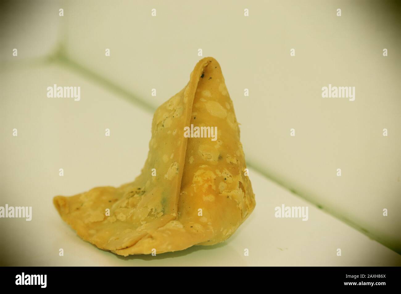 Vegetarisches Essen: Aloo samosa oder Samosas. Indische Spezial traditionelle Straßennahrung. Berühmtes indisches Punjabi-Essensamosa mit würzig gekochtem Kartoffelmixt Stockfoto