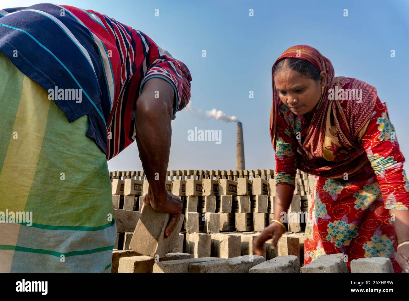 Dhaka, eine in einem Ziegelfeld in der Nähe der Stadt Dhaka arbeitende Arbeiterin, ist die am meisten verschmutzte Stadt der aktuellen Zeit. Stockfoto