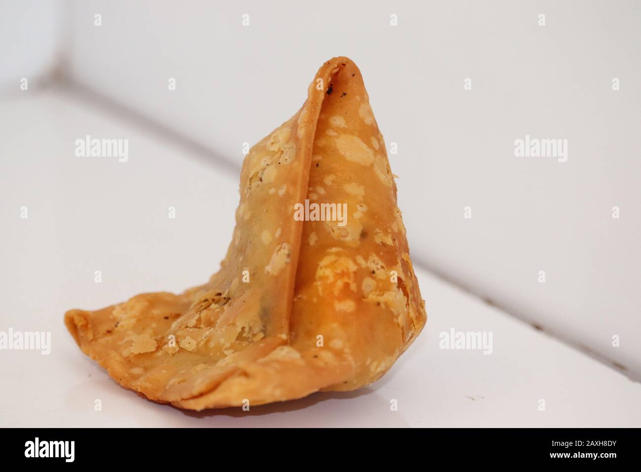 Vegetarisches Essen: Aloo samosa oder Samosas. Indische Spezial traditionelle Straßennahrung. Berühmtes indisches Punjabi-Essen, samosa, gefüllt mit gekochter Kartoffelmischung, i. Stockfoto