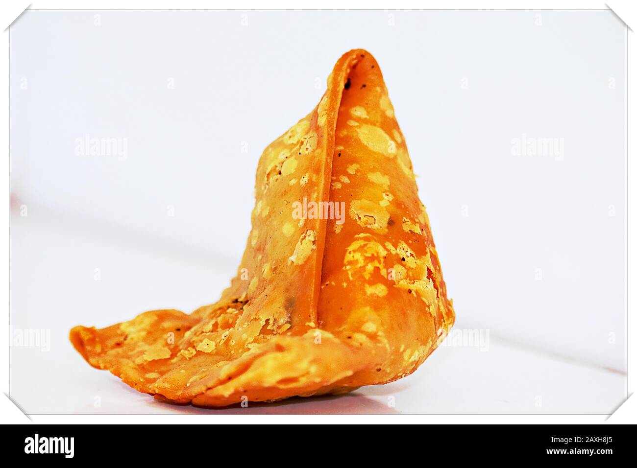 Monochrome vegetarische Lebensmittel Kartoffelsamosa oder Samosas. Indische Spezial traditionelle Straßennahrung. Berühmte indische Küche Samosa gefüllt mit Kartoffelmischung, Ind Stockfoto