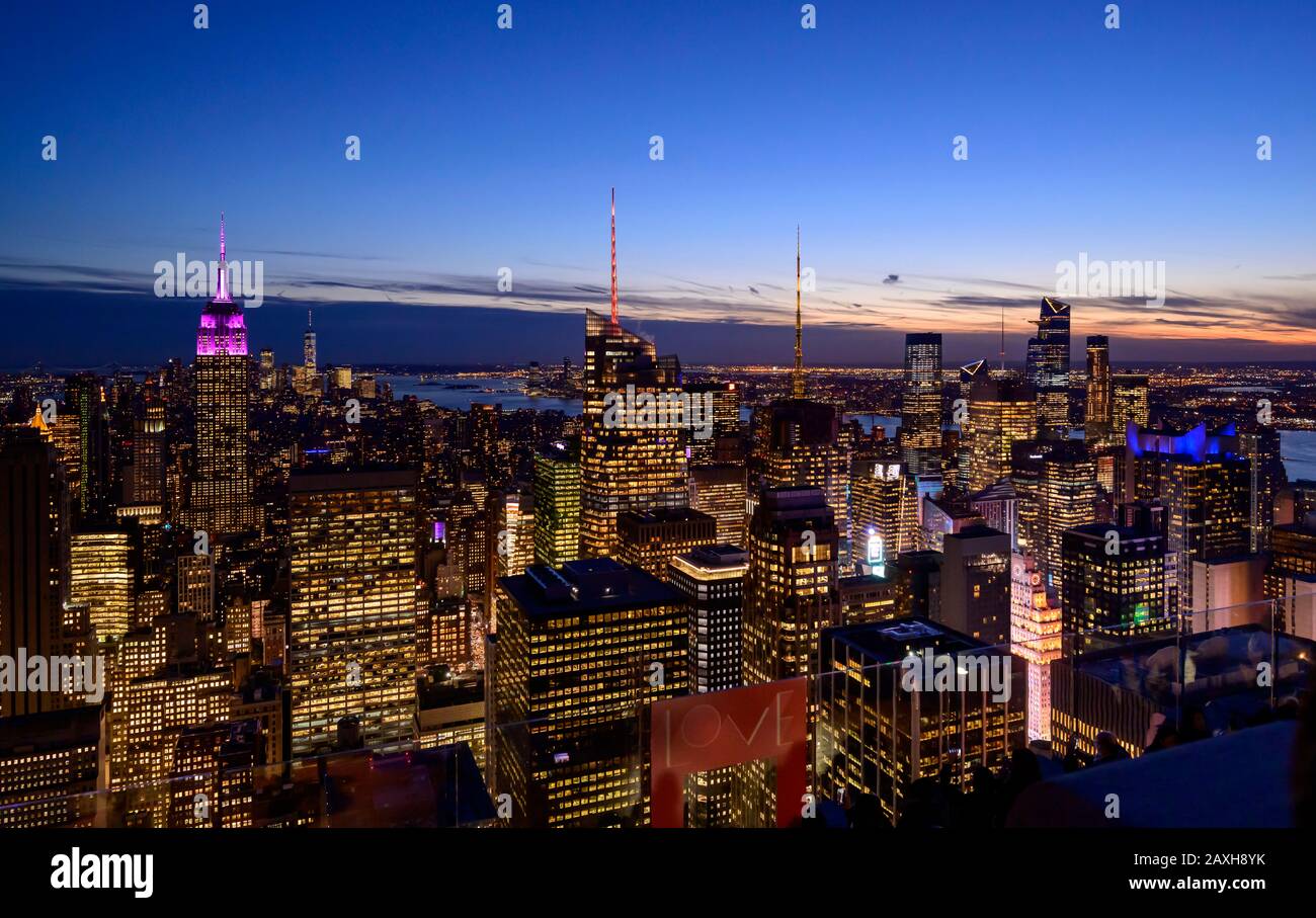 Fantastischer Panoramablick auf die Skyline von New York und den Wolkenkratzer bei Sonnenuntergang. Stockfoto