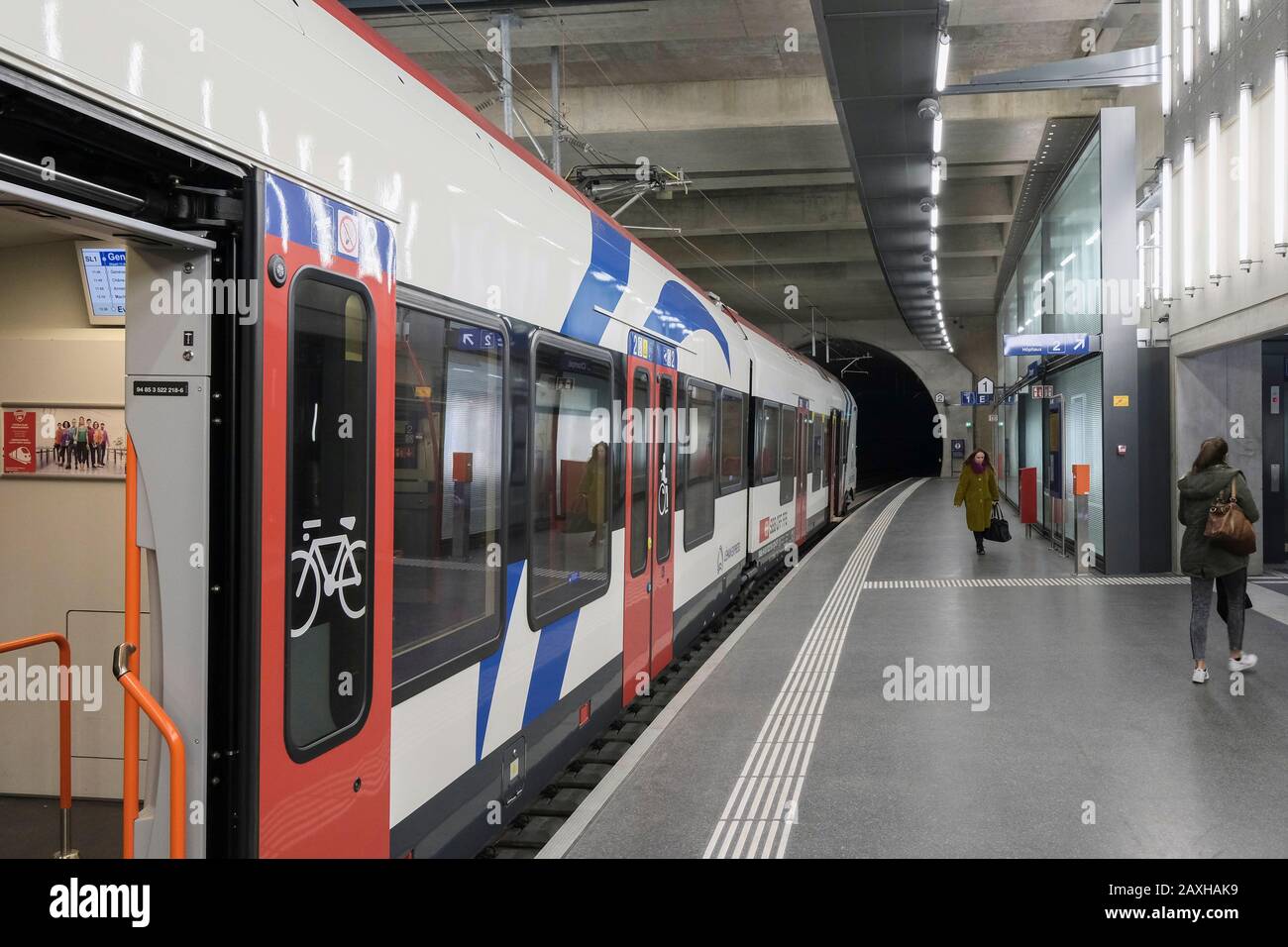 Genf/Schweiz - 04. februar 2020: Bahnhof Leman Express Eaux Vives Stockfoto