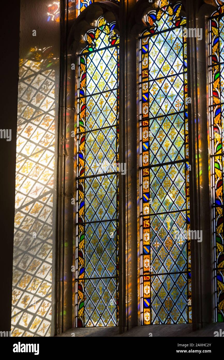 St Andrew's Church hat Glasmalereien in Castle Combe, England, den Cotswolds. Stockfoto