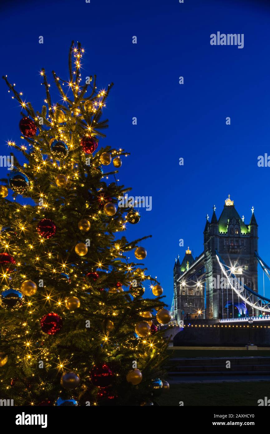 England, London, Tower Bridge bei Nacht und Christmas Tree Lights Stockfoto