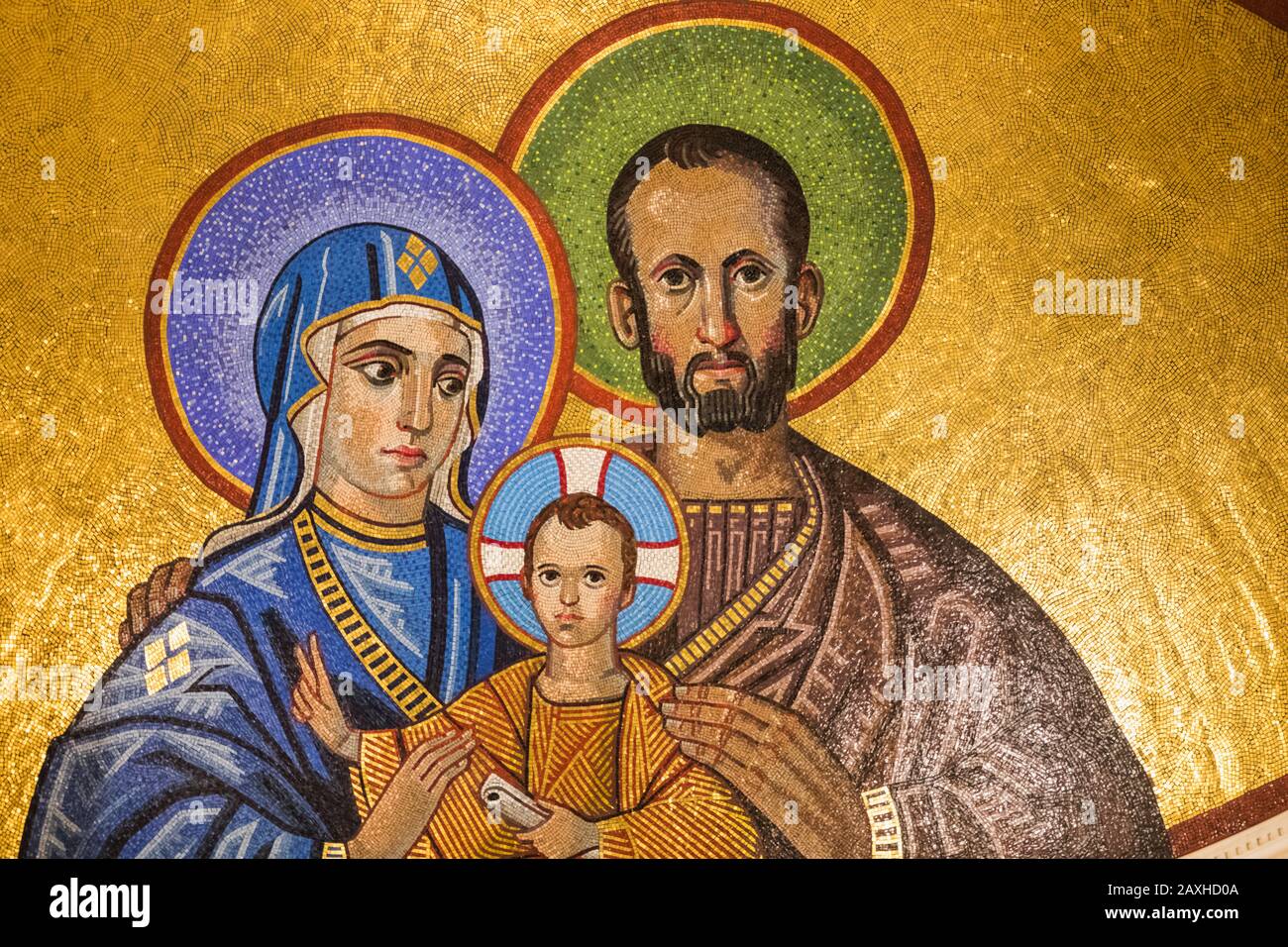 England, London, Westminster, Westminster Cathedral, Chapel of St Joseph, Mosaic Frescoe, Die Joseph und Mary und das Baby Jesus Zeigt Stockfoto