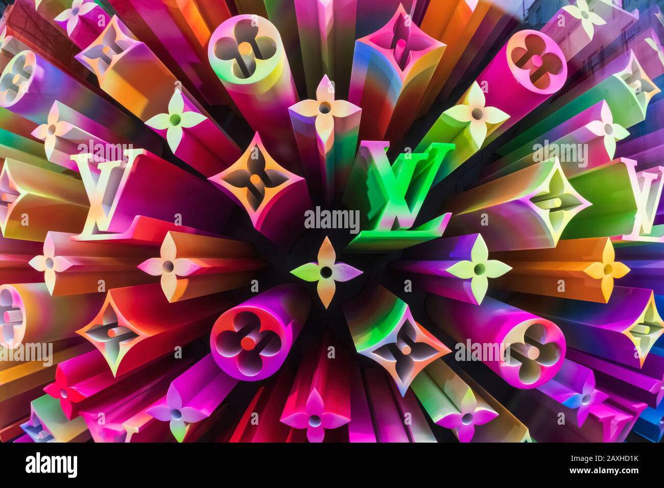 England, London, City of London, Louis Vuitton Store, Details des Bunten Fensterdisplays Stockfoto