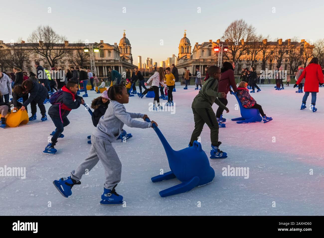 England, London, Greenwich, Erwachsene und Kinder Eislaufen im Queens House Ice Rink Stockfoto