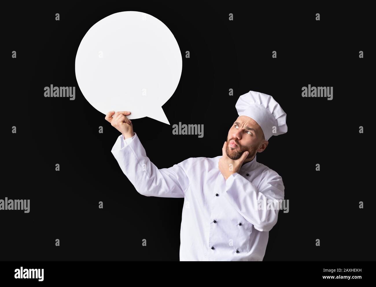 Verblüffter Chef Mit Weißer Sprechblase, Der Über Schwarzem Hintergrund Steht Stockfoto