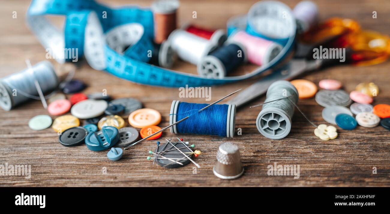 Gruppe von Gegenständen über Nähgeräte auf Holzhintergrund. Nähkonzept und Schneiderkonzept Stockfoto