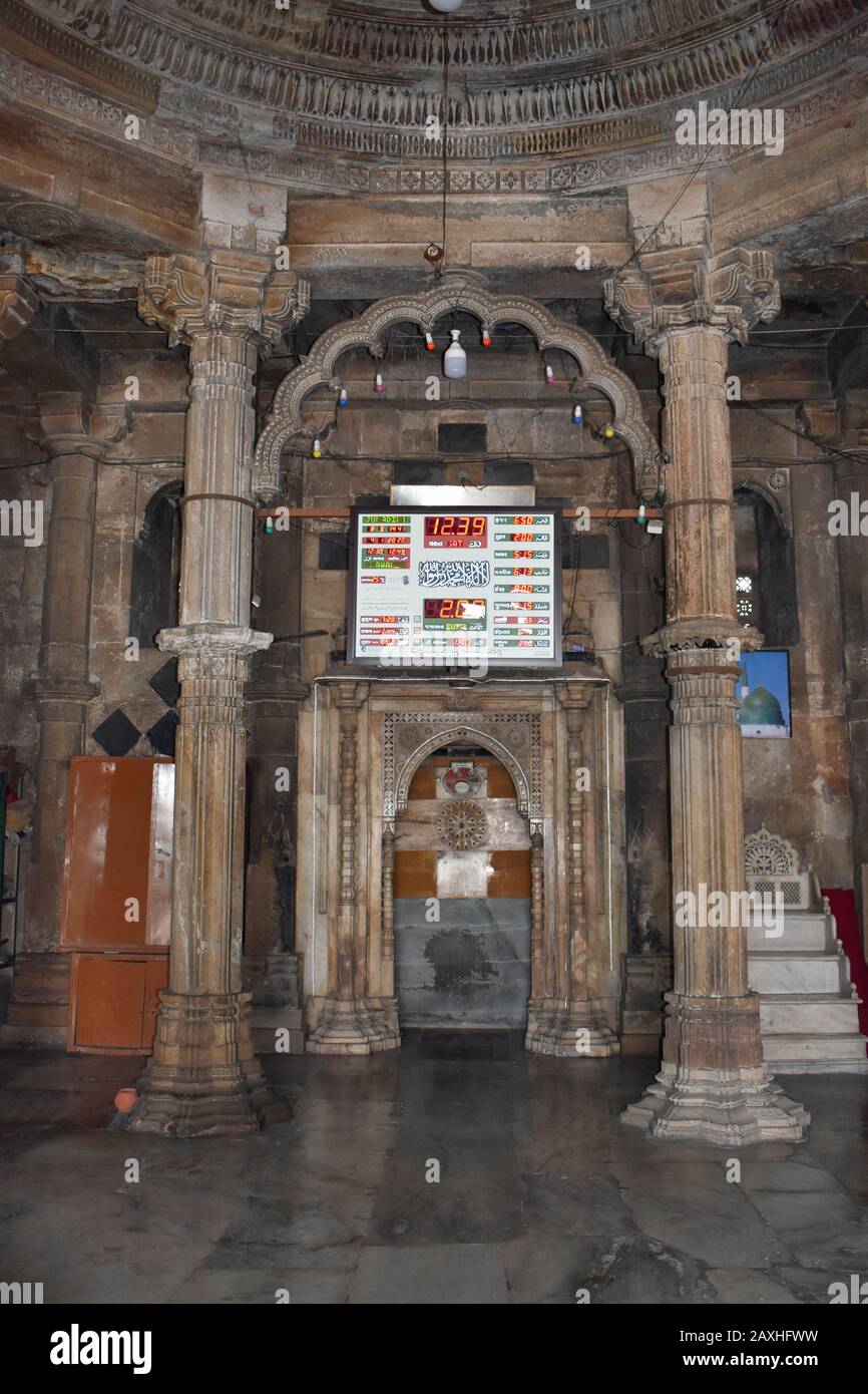Inneres der Jami Masjid- oder Freitagsmoschee, erbaut 1424 während der Regierungszeit von Ahmed Shah, Ahmedabad, Gujarat, Indien Stockfoto