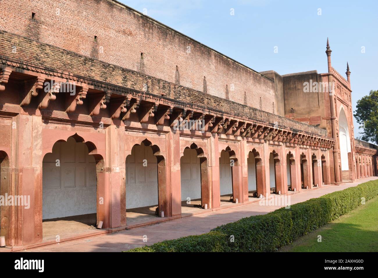 Passage Courtyard in der Nähe der Moti Masjid Moschee-Pforte in Agra Fort, Agra, Uttar Pradesh, Indien Stockfoto