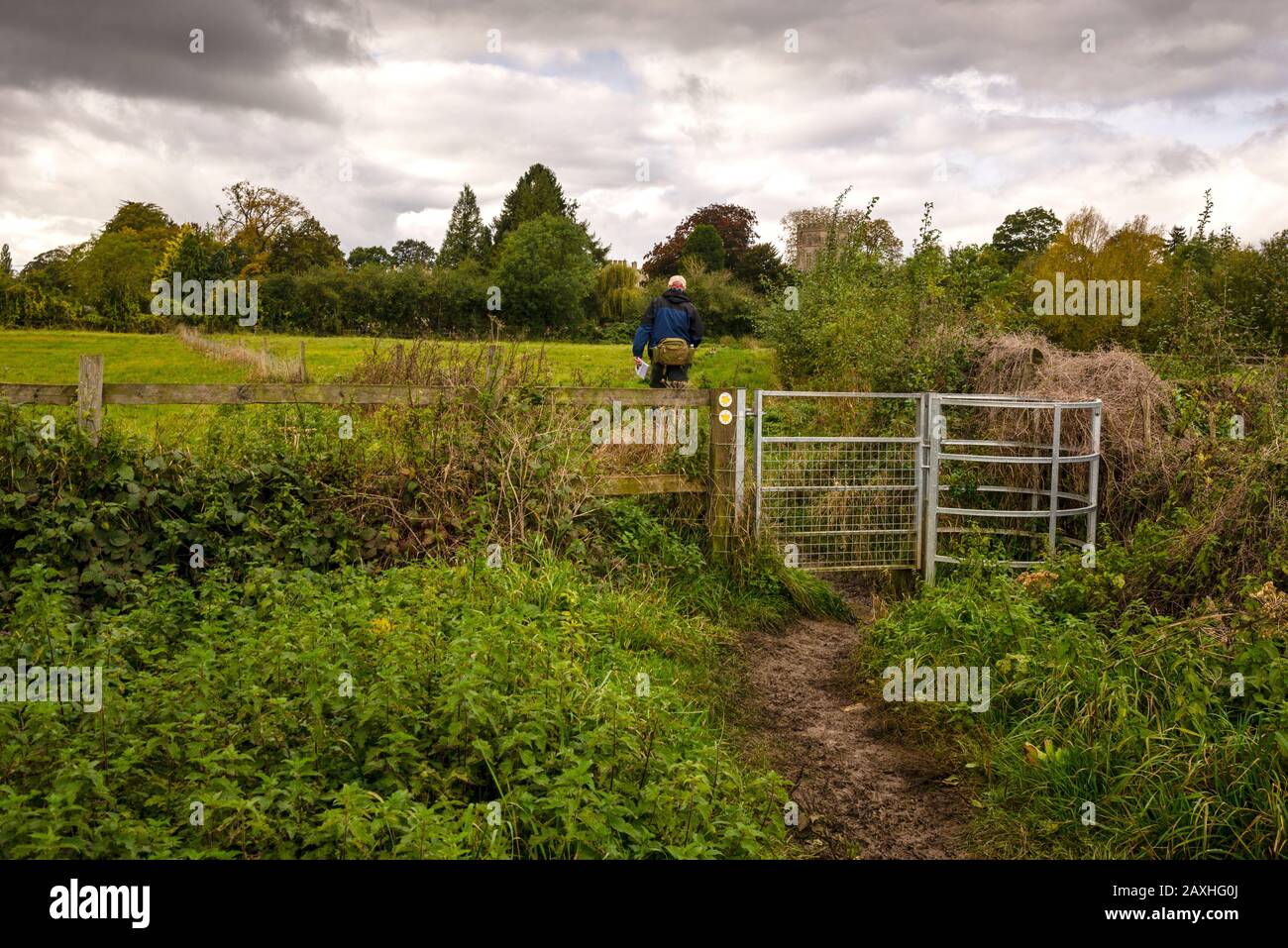 Öffentliche Wanderwege in Wolvercote, England, durch Tore und private Felder im Cotswolds District. Stockfoto