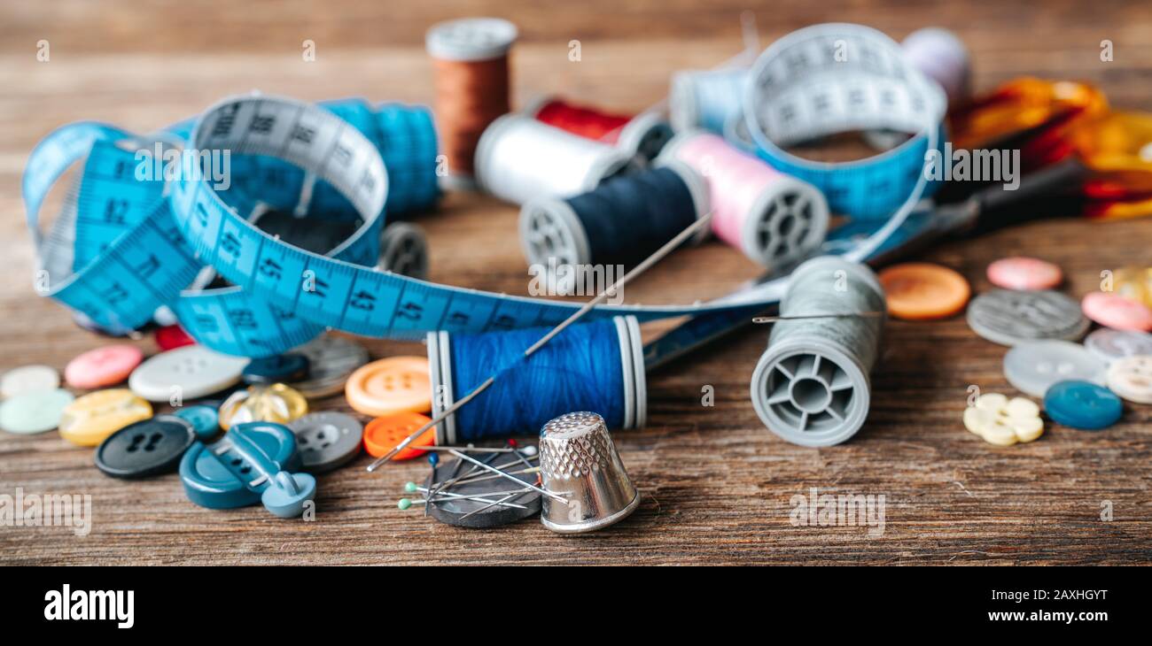 Gruppe von Gegenständen über Nähgeräte auf Holzhintergrund. Nähkonzept und Schneiderkonzept Stockfoto