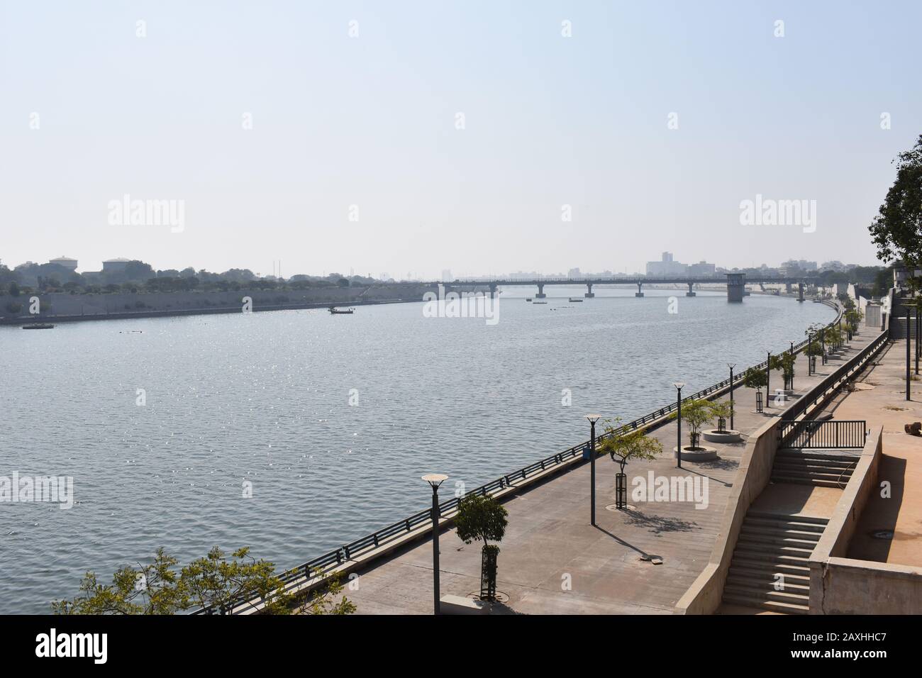 Sabarmati-Riverfront Ahmedabad, am westlichen Ufer befindet sich der Gandhi-Ashram bei Sabarmatit, Ahmedabad, Gujarat Stockfoto