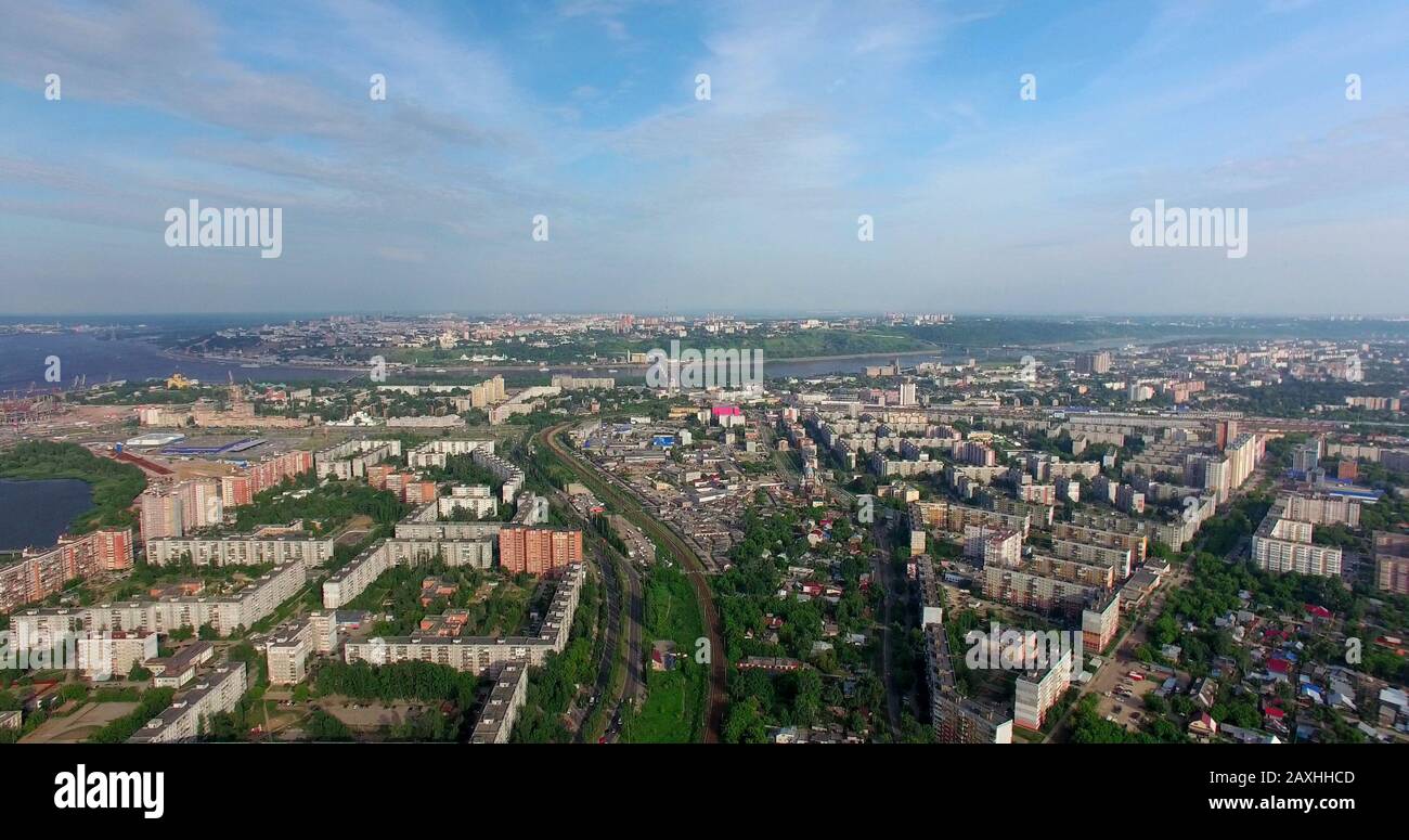 Panorama der modernen Stadt Nischni Nowgorod. Russland. Höhe 400 Meter. Sichtbar sind die Flüsse Wolga und Oka, der obere Teil der Stadt. Stockfoto