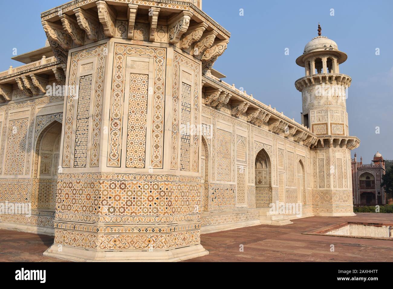 Detaillierte Ansicht des Mausoleumses von Etmaduddaula oder Itmad-ud-Daula Grab wird oft als Entwurf des Taj Mahal, Agra, Uttar Pradesh, Indien angesehen Stockfoto