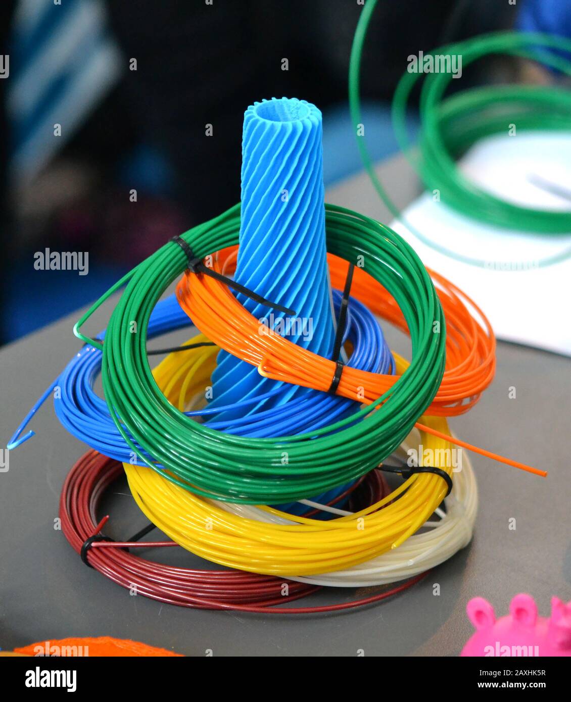 Abbildung und Einbrüche aus Kunststoff für 3D-Drucker. Produktion wird von 3D-Drucker auf Tischnähe gedruckt. Stockfoto