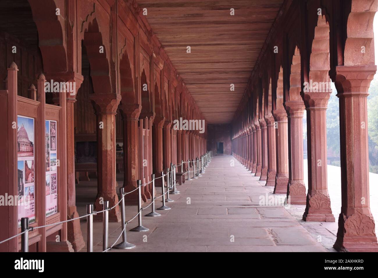 Roter Flur neben dem Großen Tor oder Darwaja-i-rauza, Agra, Uttar Pradesh, Indien Stockfoto