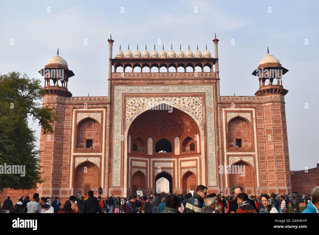 Agra, Uttar Pradesh, Indien, Januar 2020, Great Gate oder Darwaja-i-rauza Tor zu den Gärten, die symbolisch das Paradies darstellen Stockfoto