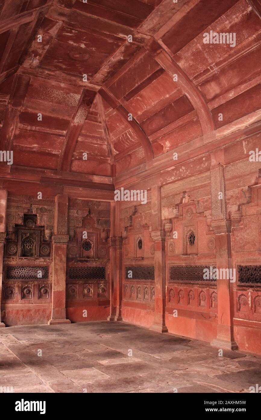 Innendetails der Decke Agra Fort, Festung aus rotem Sandstein aus dem 16. Jahrhundert am Fluss Yamuna, Agra, Uttar Pradesh, Indien Stockfoto