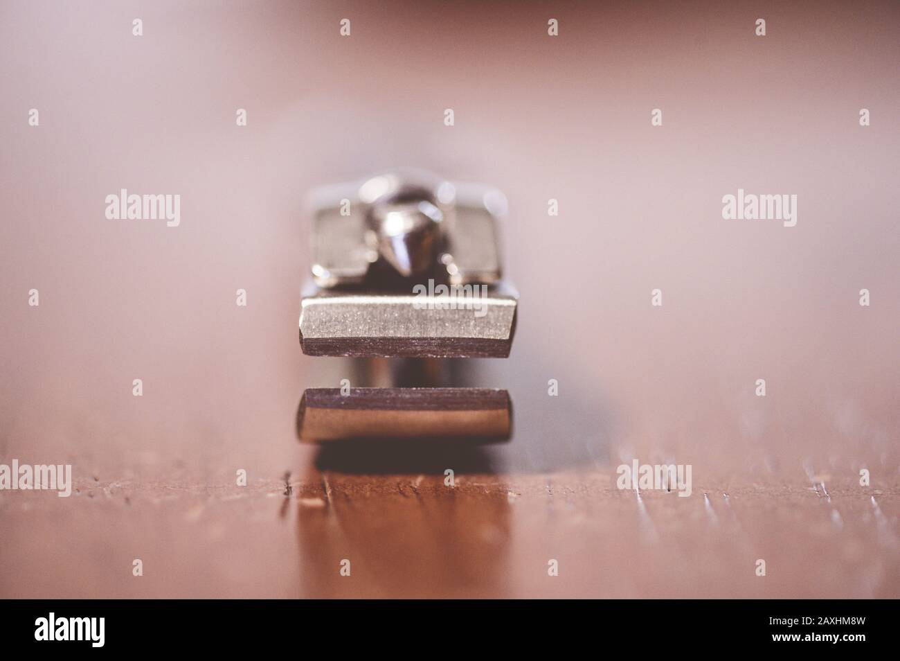 Nahaufnahme eines Nagelschneiders auf einer hölzernen Oberfläche Mit unscharfem Hintergrund Stockfoto