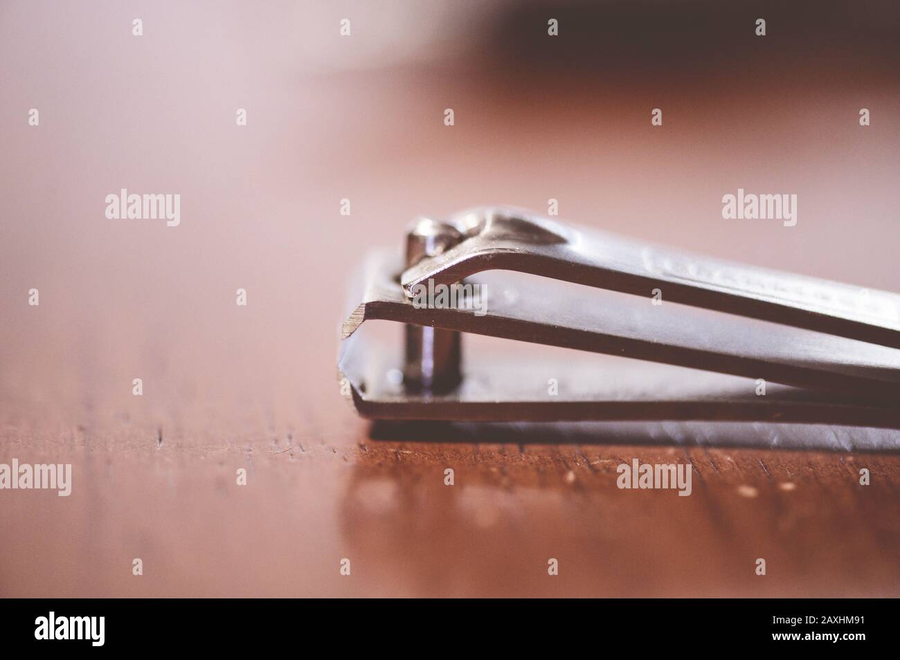 Nahaufnahme eines Nagelschneiders auf einer hölzernen Oberfläche Mit unscharfem Hintergrund Stockfoto