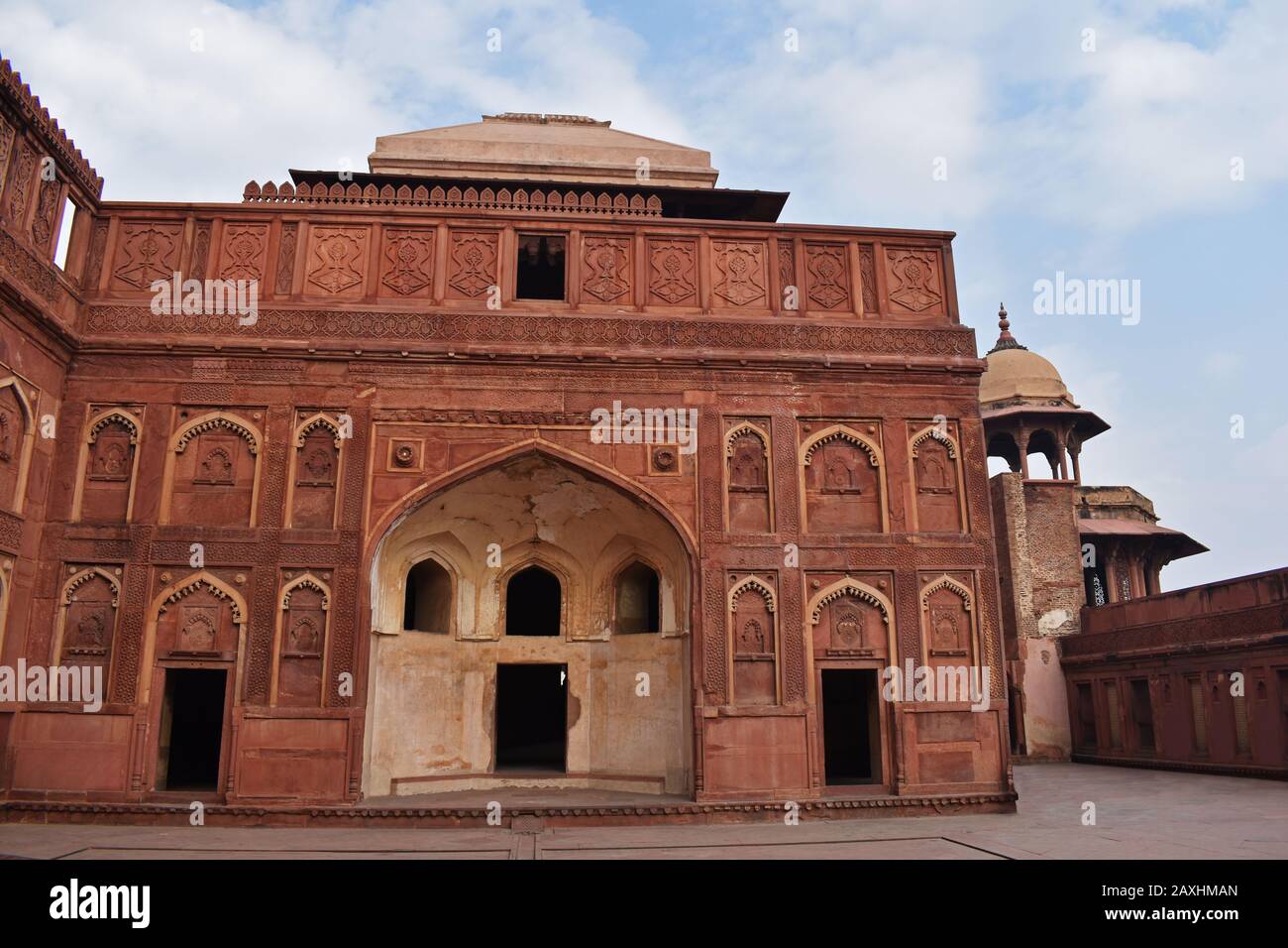 Agra, Uttar Pradesh, Indien, Januar 2020, Jahangir Mahal aus rotem Sandstein in Agra Fort, Palast für Frau, die zum königlichen Haushalt gehört Stockfoto