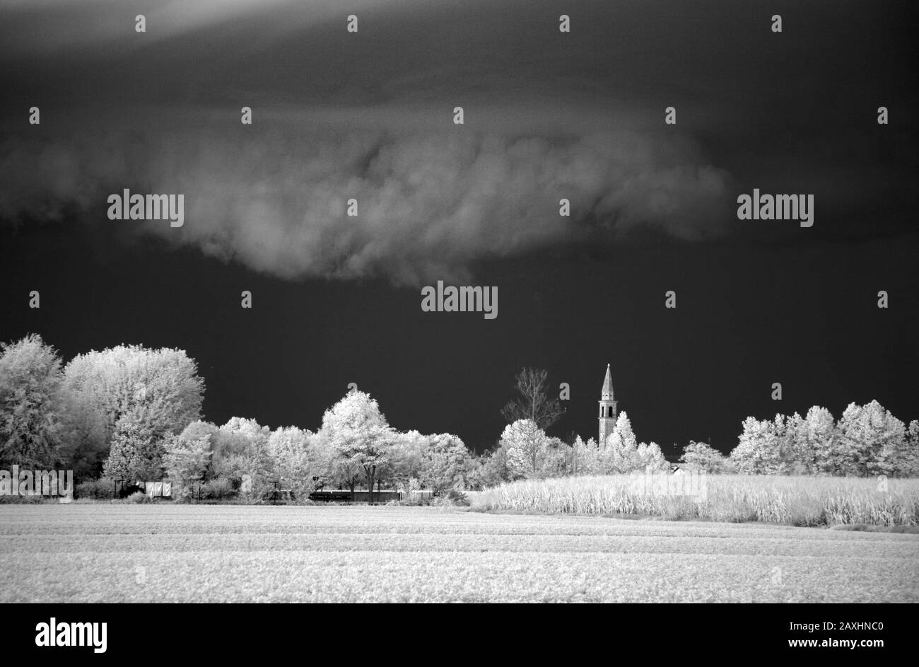 Starker Sturm mit möglicher Regalwolke an der Basis der Kumulonimbuswolke mit Infrarotkamera Stockfoto