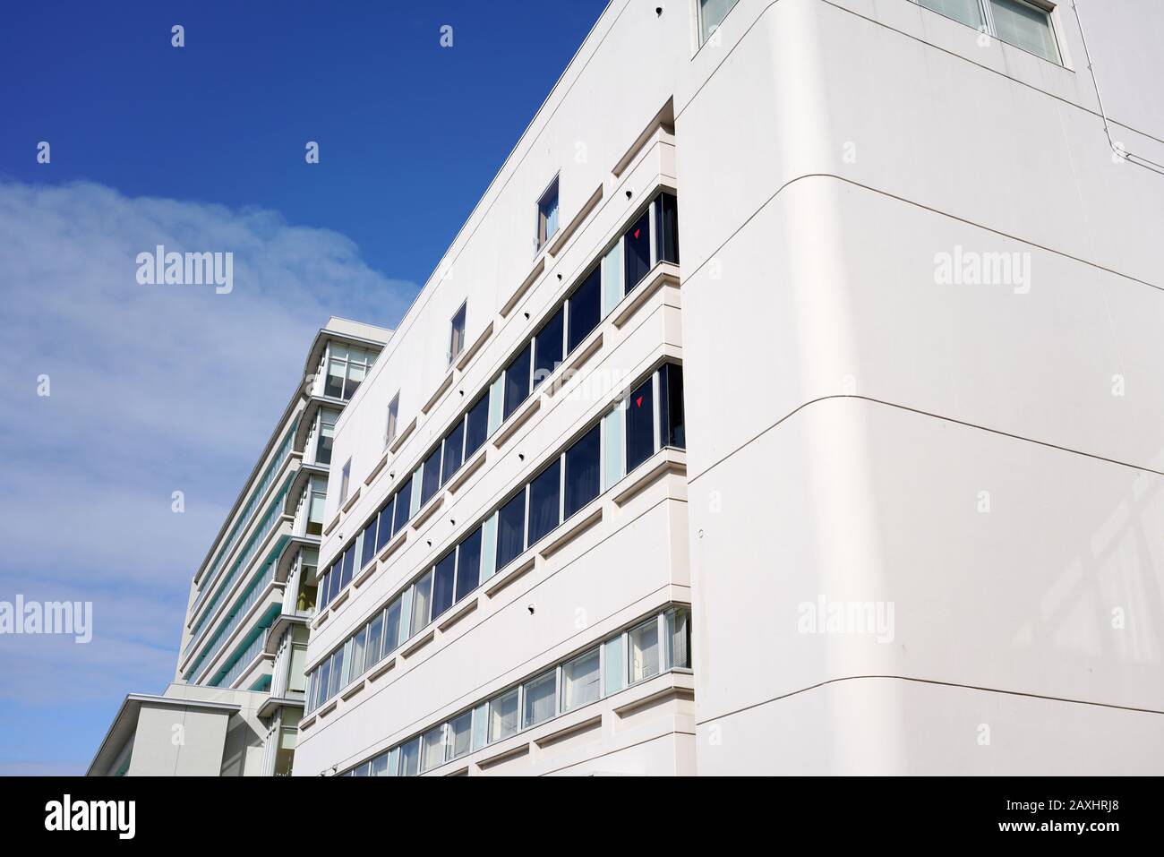 Modernes weißes Krankenhausgebäude mit Himmel in Japan Stockfoto