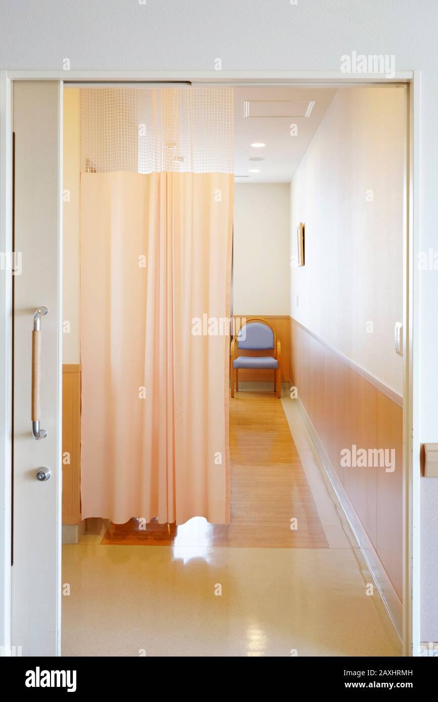 Krankenhauszimmer mit medizinischem Vorhang in einem japanischen Krankenhaus Stockfoto