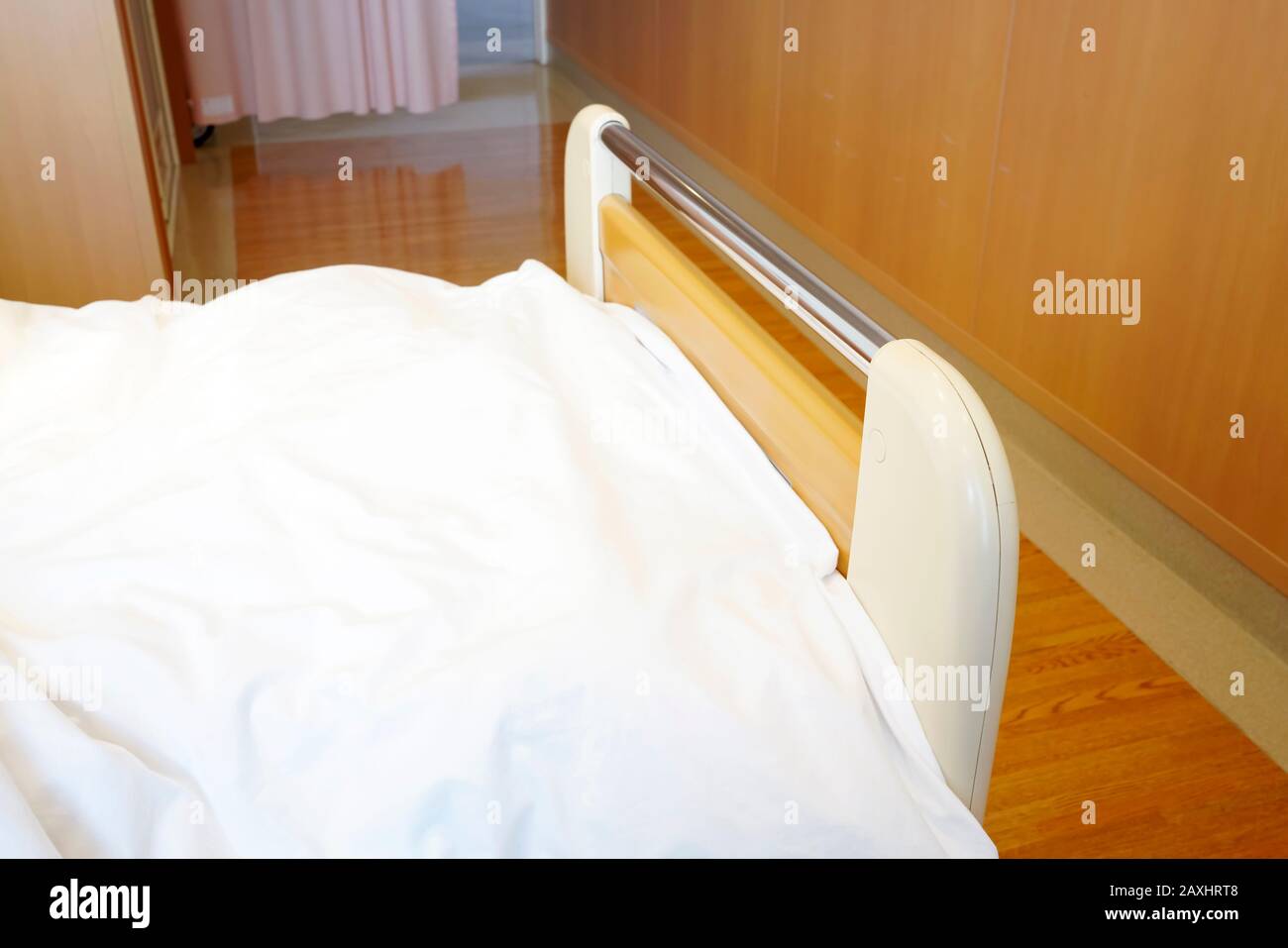 Krankenhauszimmer mit leerem Bett in einem japanischen Krankenhaus Stockfoto