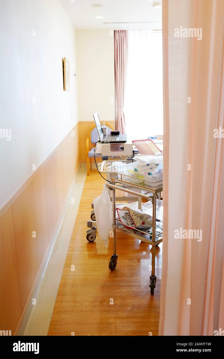 Krankenhausraum mit medizinischem Vorhang und Notfallausrüstung in einem japanischen Krankenhaus Stockfoto