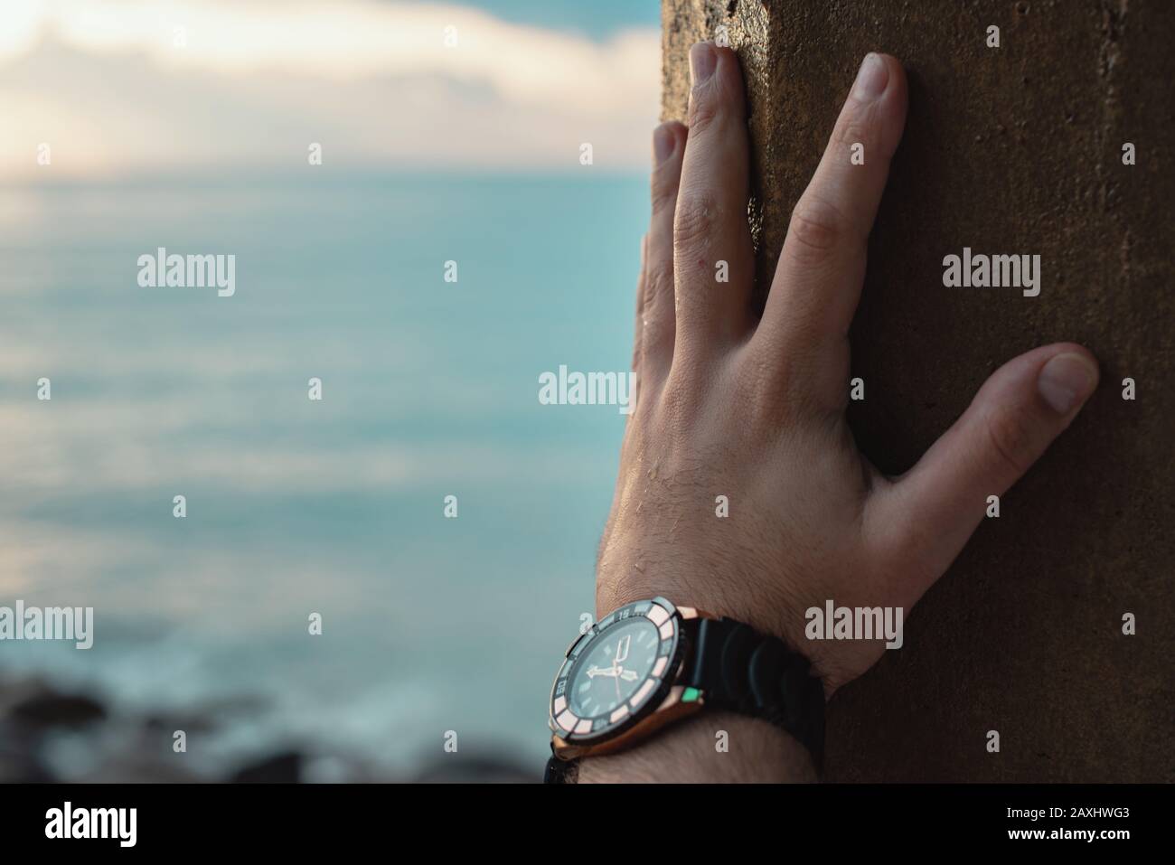 Person, die das Stachion mit Armbanduhr hält. Zeitkonzept. Stockfoto