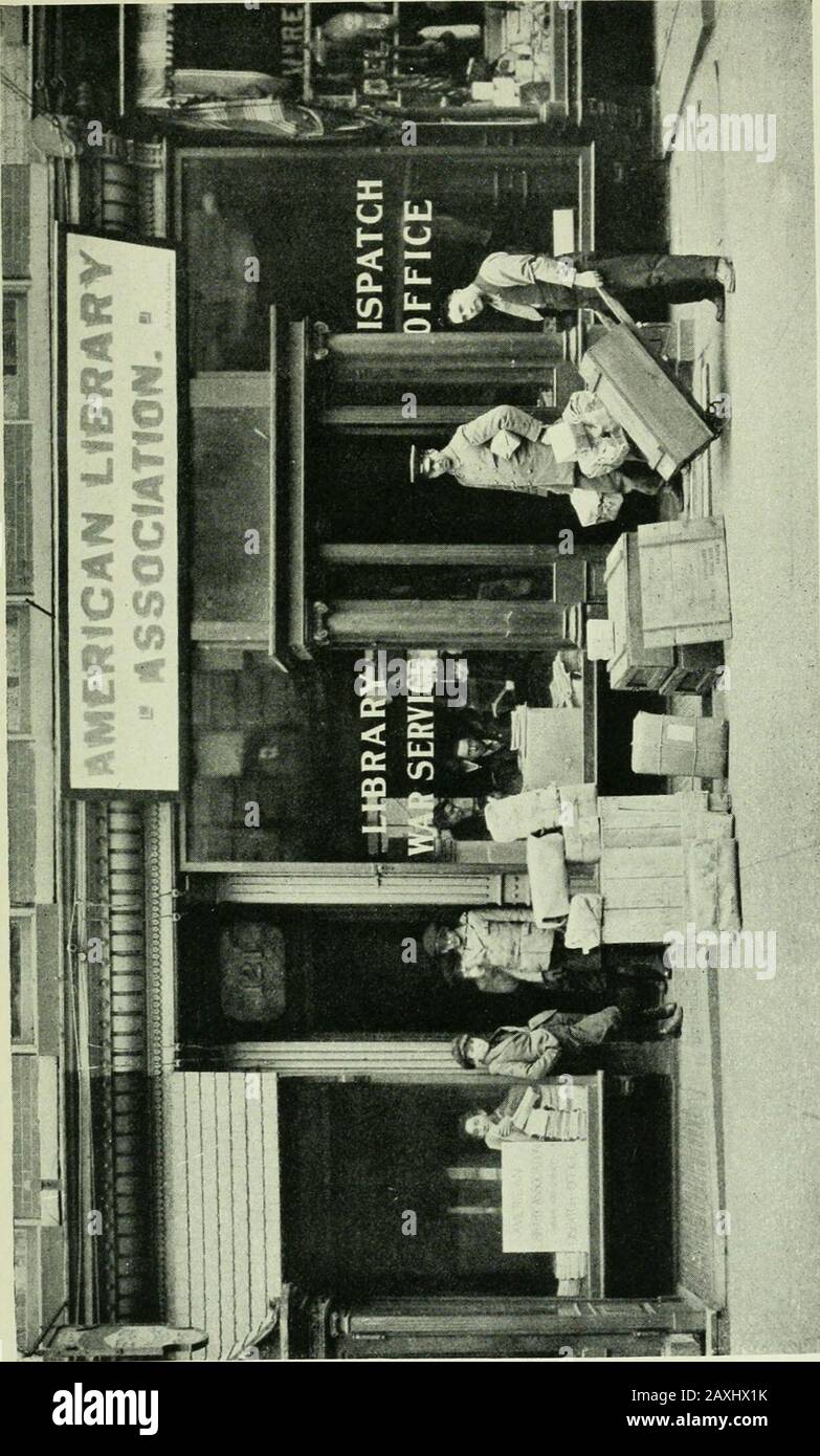 Kriegsbibliotheken und Alliierte Studien . ht-Zeug und etwas Erregendes führten anfangs in der Popularität, später kamen Anfragewerte wie ein Leben von Gordon, Tennysons Gedichten, eine Arbeit über elementares Recht und eine über Elektroingenieurwesen. Ein Sekretär forderte mindestens zwanzig Historiesvon Frankreich und wollte wissen, wie viel später geliefert werden sollte. Die Buchhandlungen von Pariswaren für Wörterbücher, Atlanten, Reisebucher, Kipling, Seeger, Service und Wells, für alles, was die Schlacht an der Marne und die internationalen Beziehungen anging. Eine unvermeidbare Unkenntnis dessen, was Bücher bemost wollten, wie Stockfoto