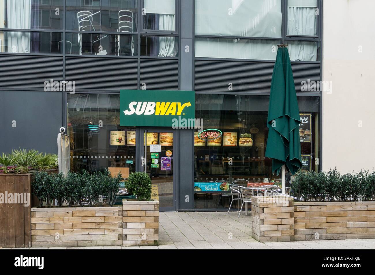 Außenansicht eines Subway Sandwich-Shops, The Hub, Milton Keynes, Großbritannien Stockfoto