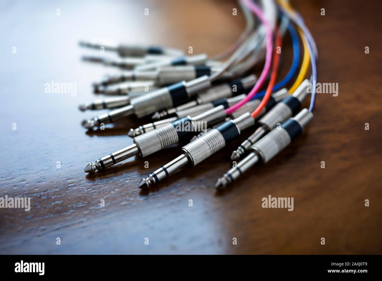Nahaufnahme eines Bündels von Audio-Klinkensteckern mit bunten Kabeln, selektivem Fokus und geringer Schärfentiefe Stockfoto