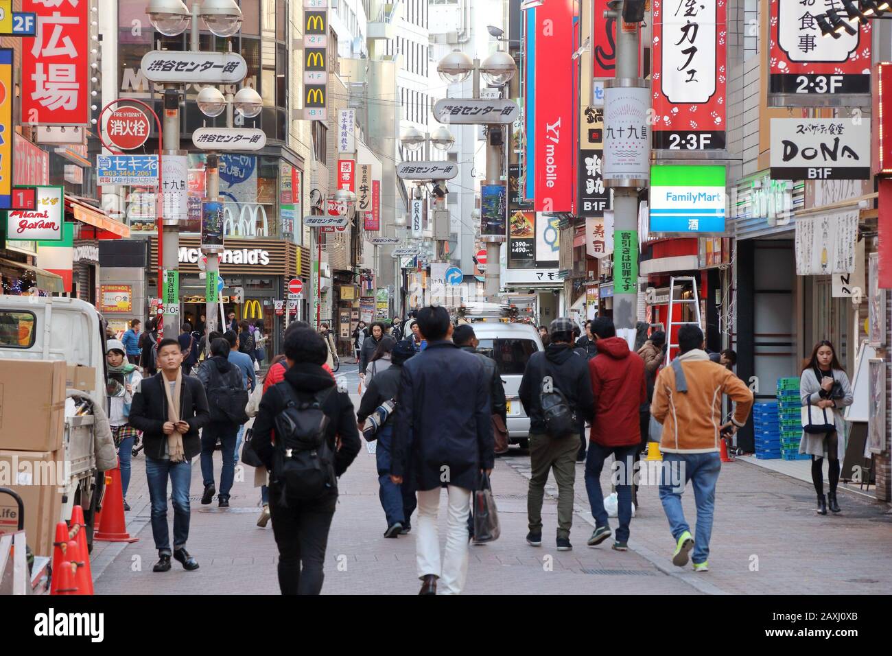 Tokio, Japan - Dezember 3, 2016: die Menschen besuchen Zentrum Gai Einkaufsstraße in Shibuya, Tokio. Tokyo ist die Hauptstadt von Japan. 37,8 Millionen Menschen li Stockfoto