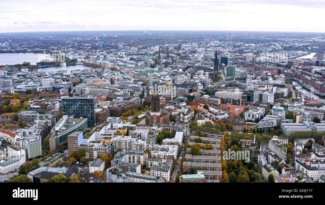Hamburger Stadtbild Luftbild in Deutschland. Es ist eine riesige Stadt mit mehreren Stadtviertels. Über der Ansicht feat. Gebäude und Wahrzeichen der Hamburger Innenstadt Stockfoto
