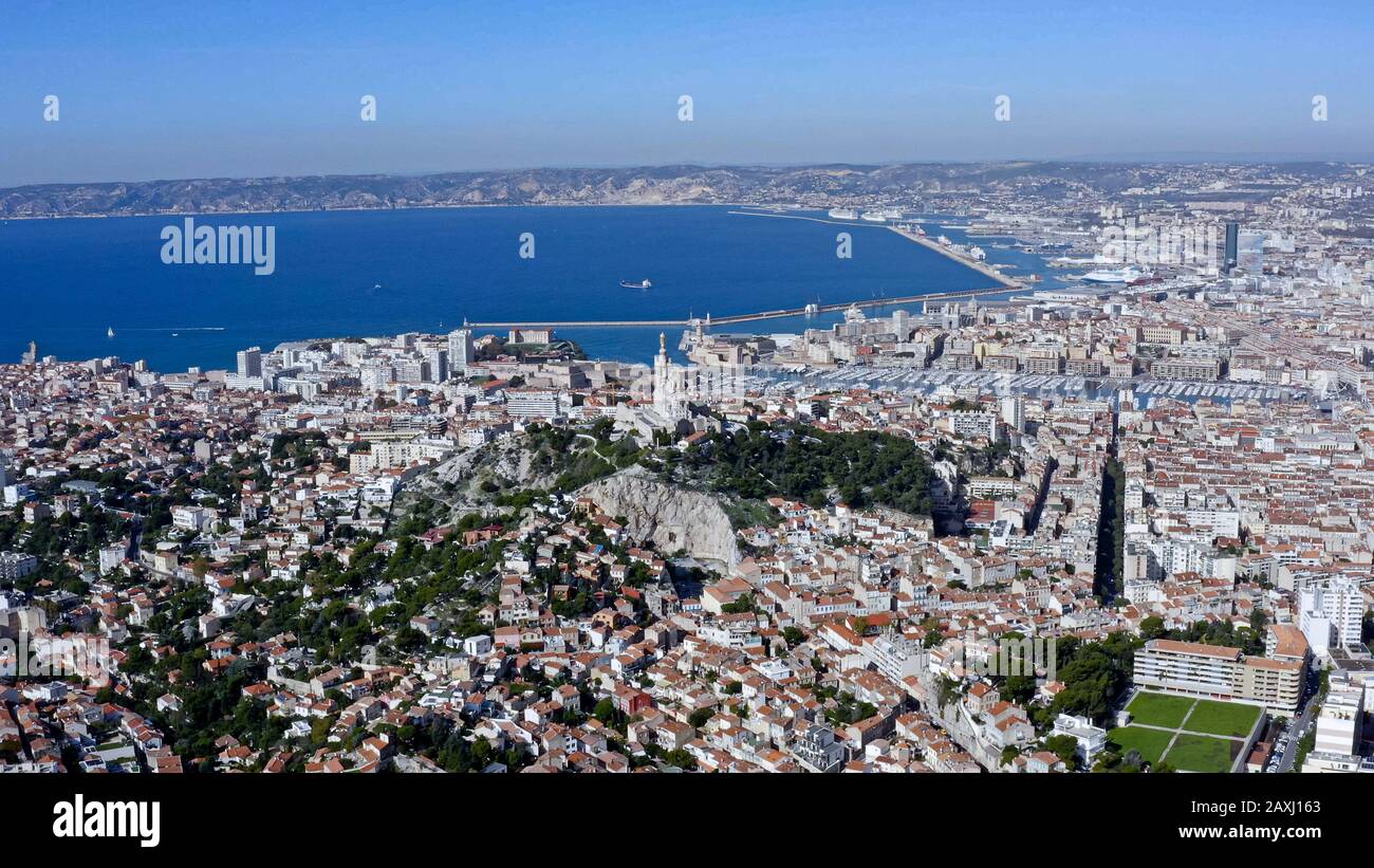Luftaufnahme von Marseille, einer Hafenstadt in Südfrankreich. Das Wahrzeichen der Stadt, die um die Basilika Notre-Dame de la Garde herumfliegt, bietet einen Panoramablick auf das Stadtbild Stockfoto