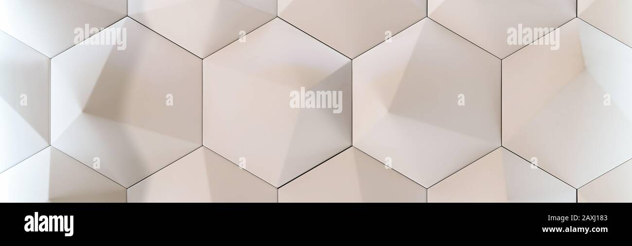 3D-Zierwand für das Innere einer ungewöhnlichen sechseckigen geometrischen Form, die den Waben ähnelt. Weißer Lichthintergrund mit einem Muster, das ein t imitiert Stockfoto