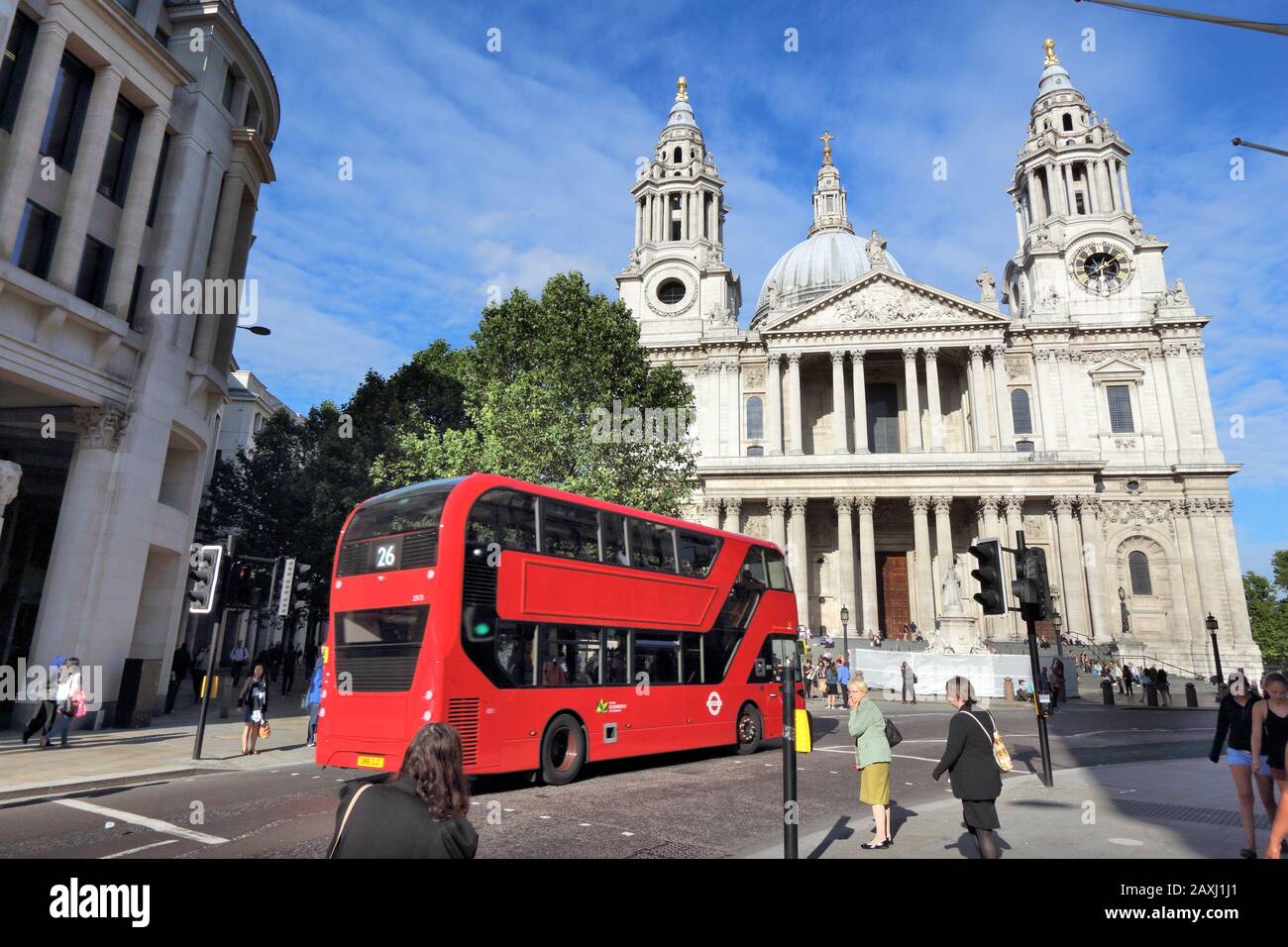 LONDON, Großbritannien - 8. JULI 2016: Menschen neuen Routemaster bus Fahrt am Ludgate Hill, London. Die hybrid diesel-elektrischen Bus ist eine neue, moderne Version von Ikonischen Stockfoto