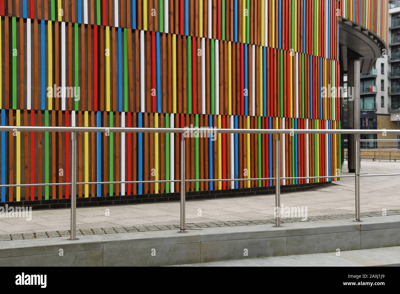 LEEDS, Großbritannien - 11 Juli, 2016: Moderne Architektur von Leeds Dock gemischt developement Area in Leeds, UK. Das Gebiet ist durch die Alliierten London unterkunft Firmeneigentum Stockfoto