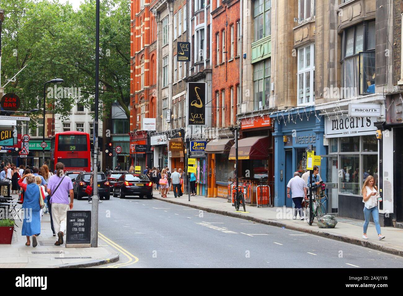 LONDON, Großbritannien - 9. JULI 2016: die Menschen besuchen Musikinstrumente Shops am Denmark Street, London. Denmark Street ist bekannt für seine Noten speichert, mus Stockfoto