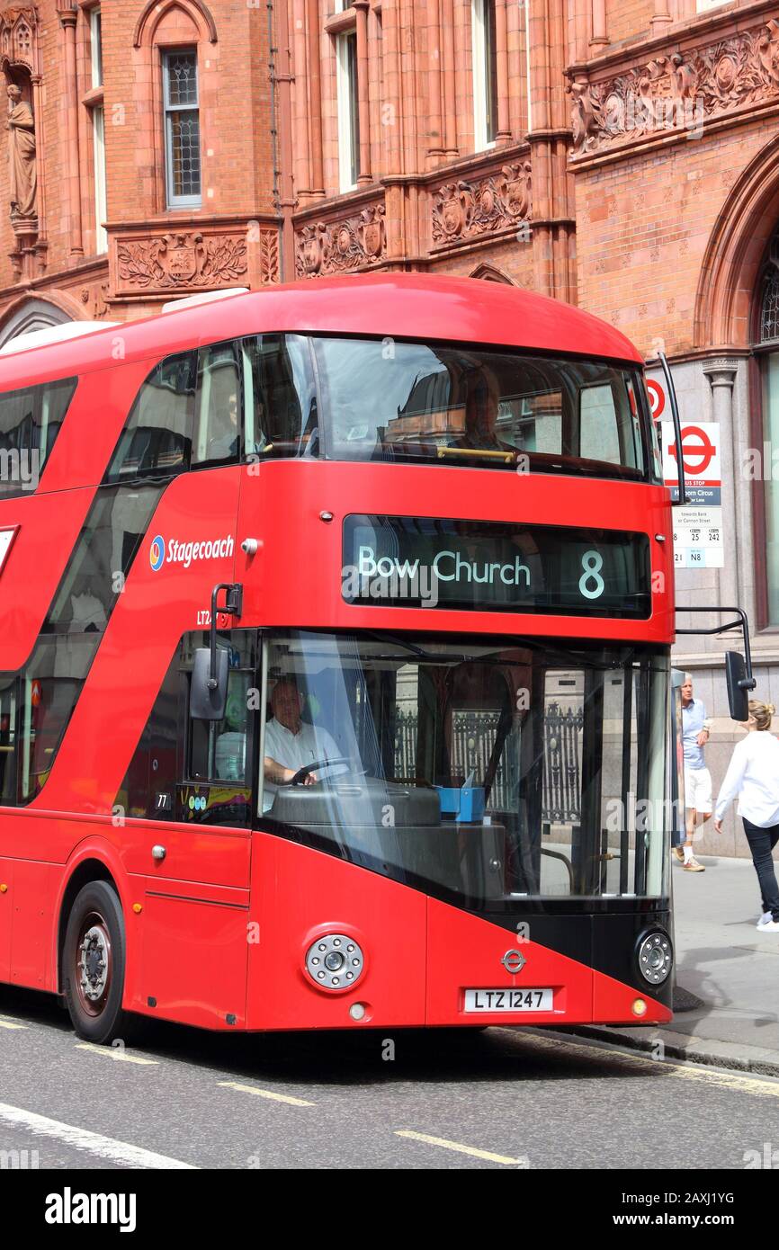LONDON, Großbritannien - 6. JULI 2016: Neue routemaster Bus in Holborn, London. Die hybrid diesel-elektrischen Bus ist eine neue, moderne Version des kultigen Double Decker. Stockfoto