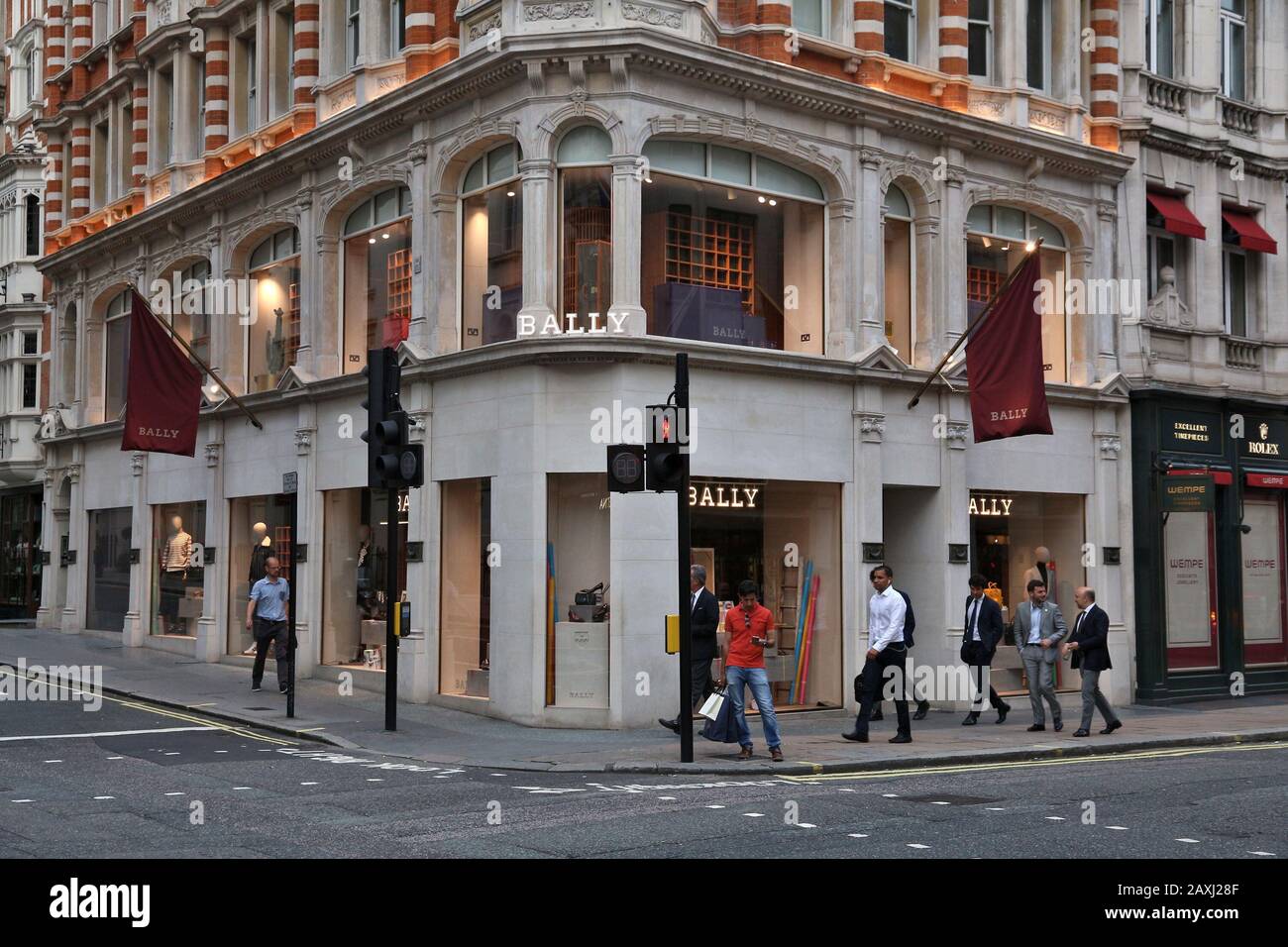London, Großbritannien - 6. JULI 2016: People Walk by Bally Modegeschäft in der New Bond Street in London. Bond Street ist ein wichtiges Einkaufsziel von West End in Stockfoto